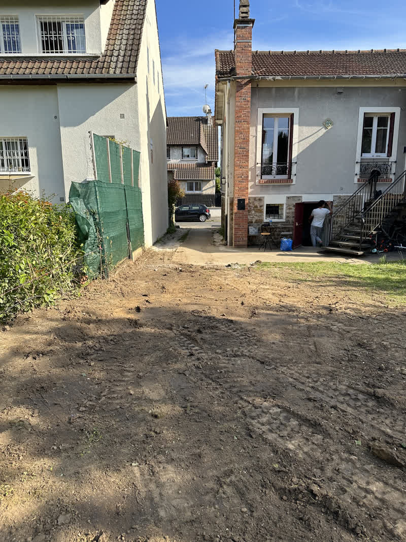 Avant : Cour et accès maison en pavés ton pierre - Avant