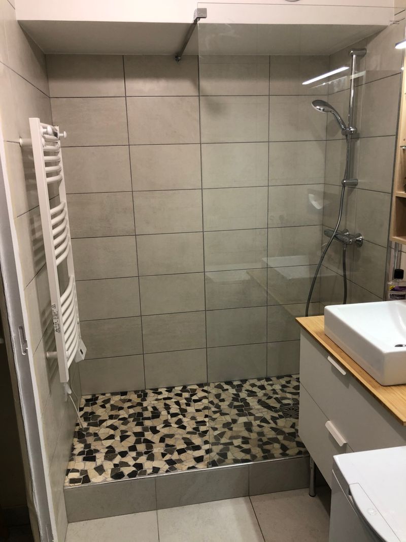 Rénovation complète d'une salle de bain avec carrelage design pour appartement en Essonne